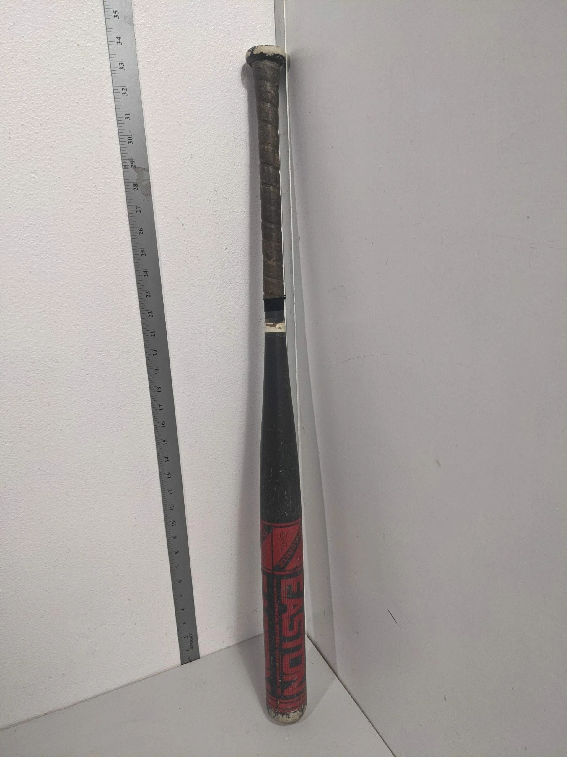 Easton Graphite Softball/Baseball Bat 34 In 34 Oz Gray/Black Used