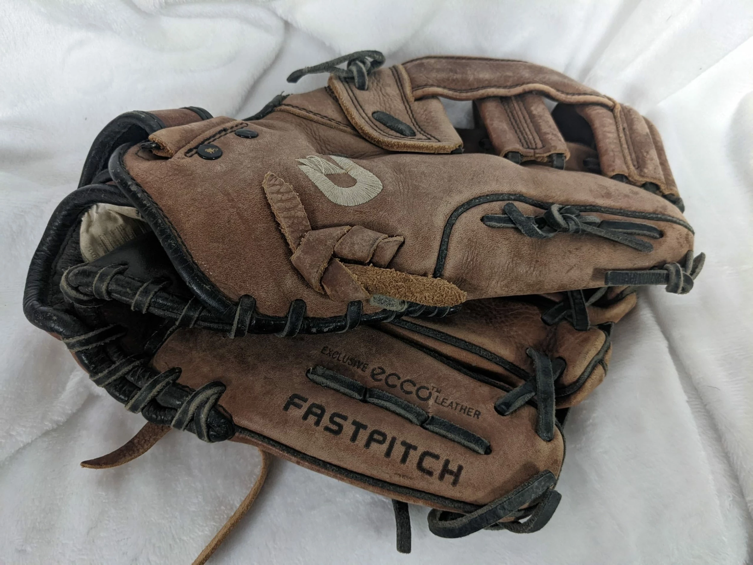 DeMarini Medusa Fastpitch Softball Glove Size 11.75 In Brown Used (LH)(RHT) - Image 2