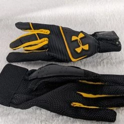 Under Armour Youth Batting Gloves Size Youth Small/Medium Color Yellow Condition Used