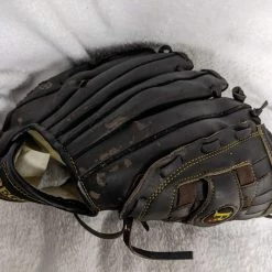 Regent Leather Laced Left Hand Baseball Mitt(RHT) Size 11.5 In Color Brown Condition Used