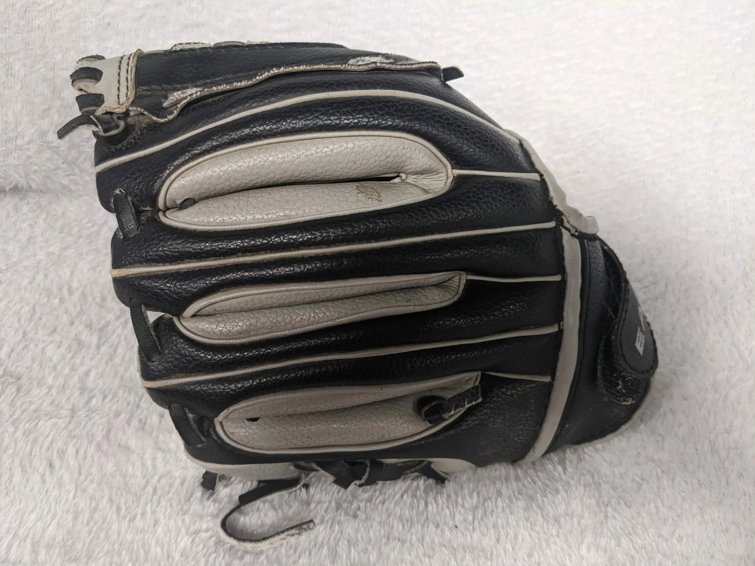 Easton EKP9500 Baseball/Softball Mitt Left Hand Glove (RHT) Size 9.5 In Color Black Condition Used
