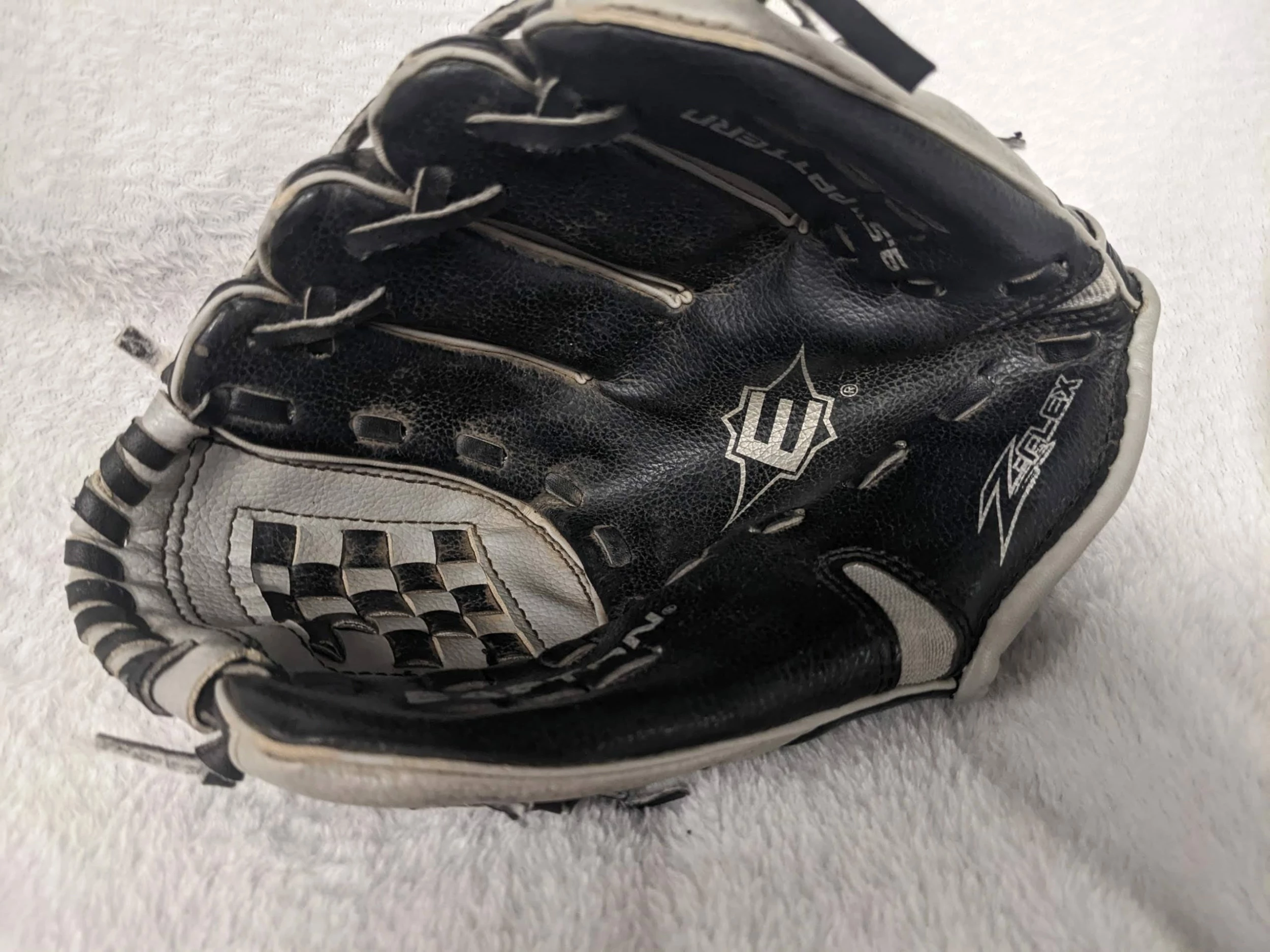 Easton EKP9500 Baseball/Softball Mitt Left Hand Glove (RHT) Size 9.5 In Color Black Condition Used - Image 2