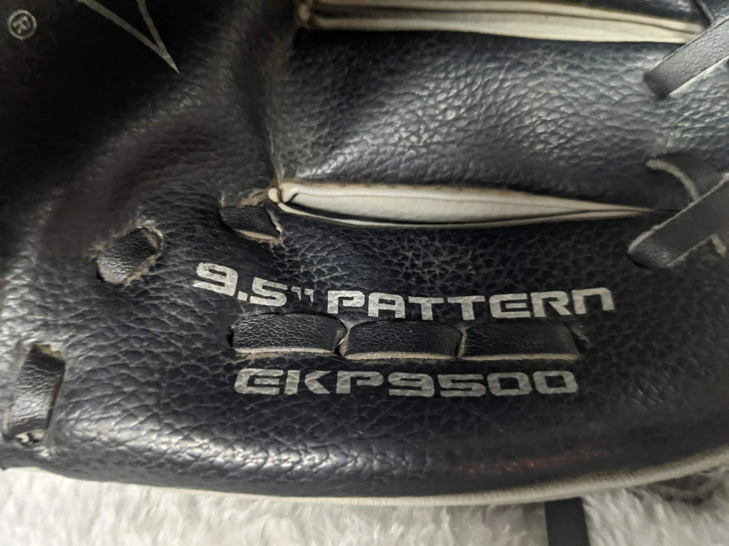 Easton EKP9500 Baseball/Softball Mitt Left Hand Glove (RHT) Size 9.5 In Color Black Condition Used - Image 4