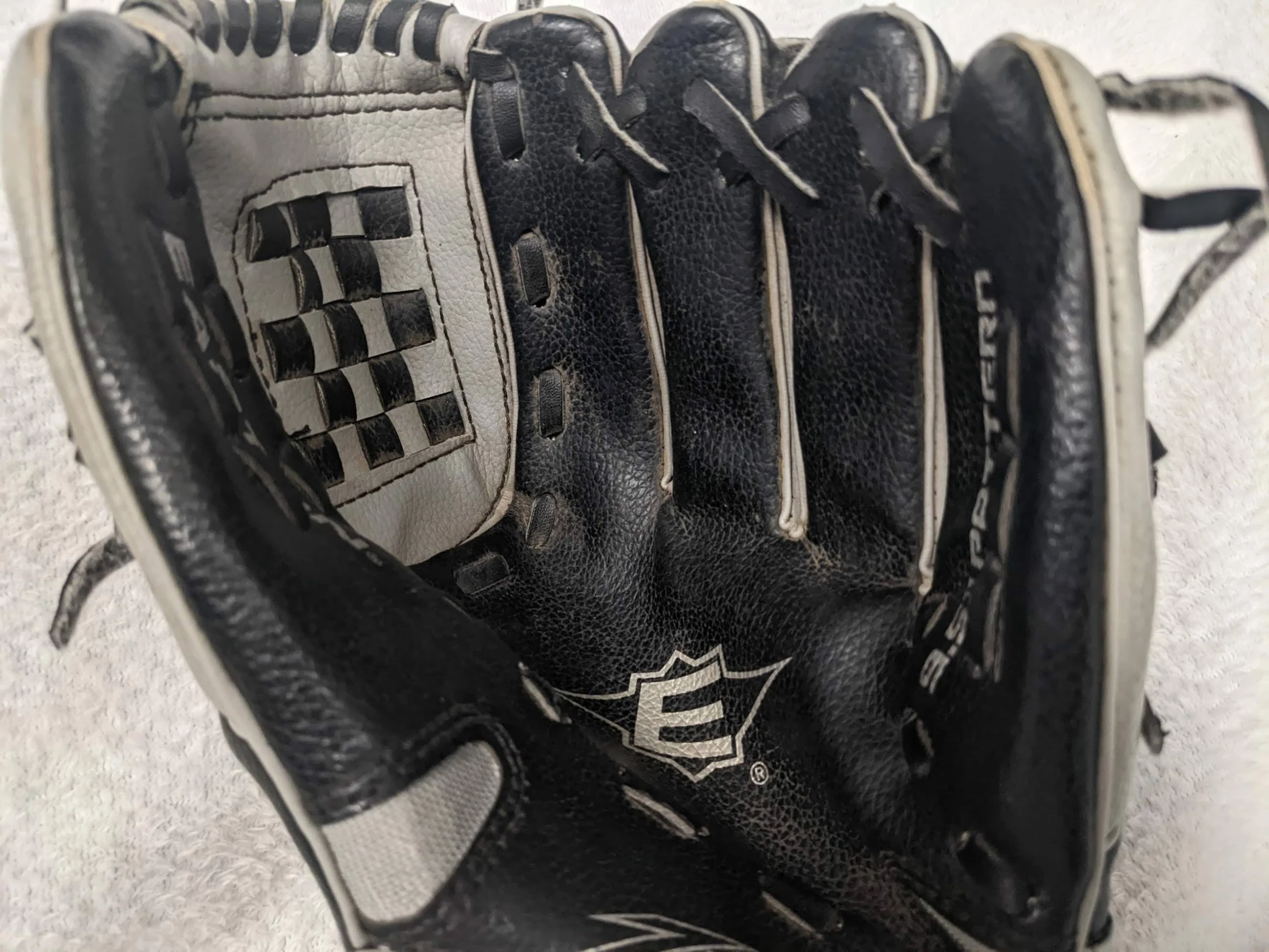 Easton EKP9500 Baseball/Softball Mitt Left Hand Glove (RHT) Size 9.5 In Color Black Condition Used - Image 5